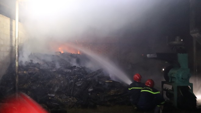 Cháy nhà kho sản xuất nhang trầm, thiệt hại nặng nề chay nha kho san xuat nhang tram thiet hai nang ne