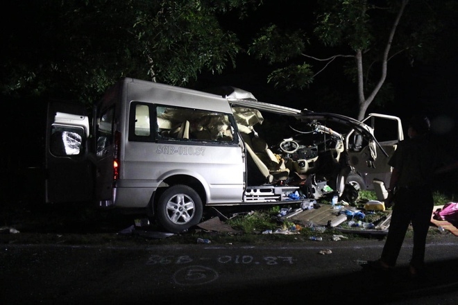 Ô tô 16 chỗ đâm trực diện xe tải khiến 8 người tử vong lúc rạng sáng o to 16 cho dam truc dien xe tai khien 8 nguoi tu vong luc rang sang