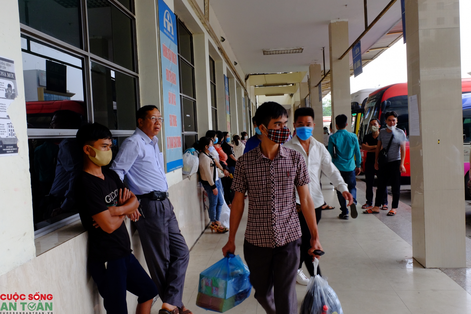 Hà Nội tiếp tục yêu cầu rửa tay, đeo khẩu trang nơi công cộng ha noi tiep tuc yeu cau rua tay deo khau trang noi cong cong