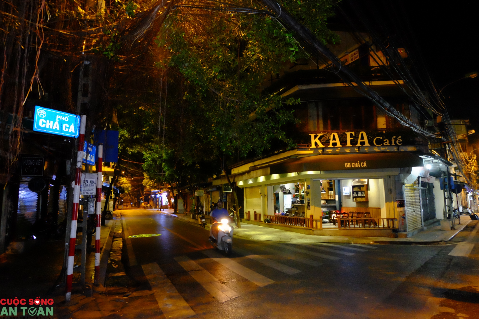 Hà Nội tối 29/7: Hàng quán vắng khách, người dân đeo khẩu trang phòng dịch Covid-19