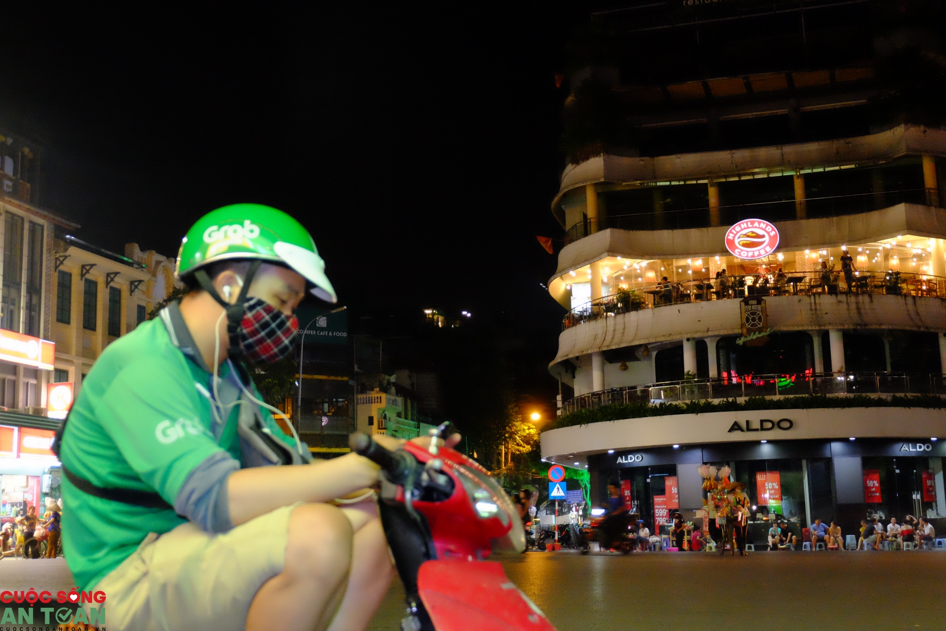 Hà Nội tối 29/7: Hàng quán vắng khách, người dân đeo khẩu trang phòng dịch Covid-19 ha noi toi 297 hang quan vang khach nguoi dan deo khau trang phong dich covid 19