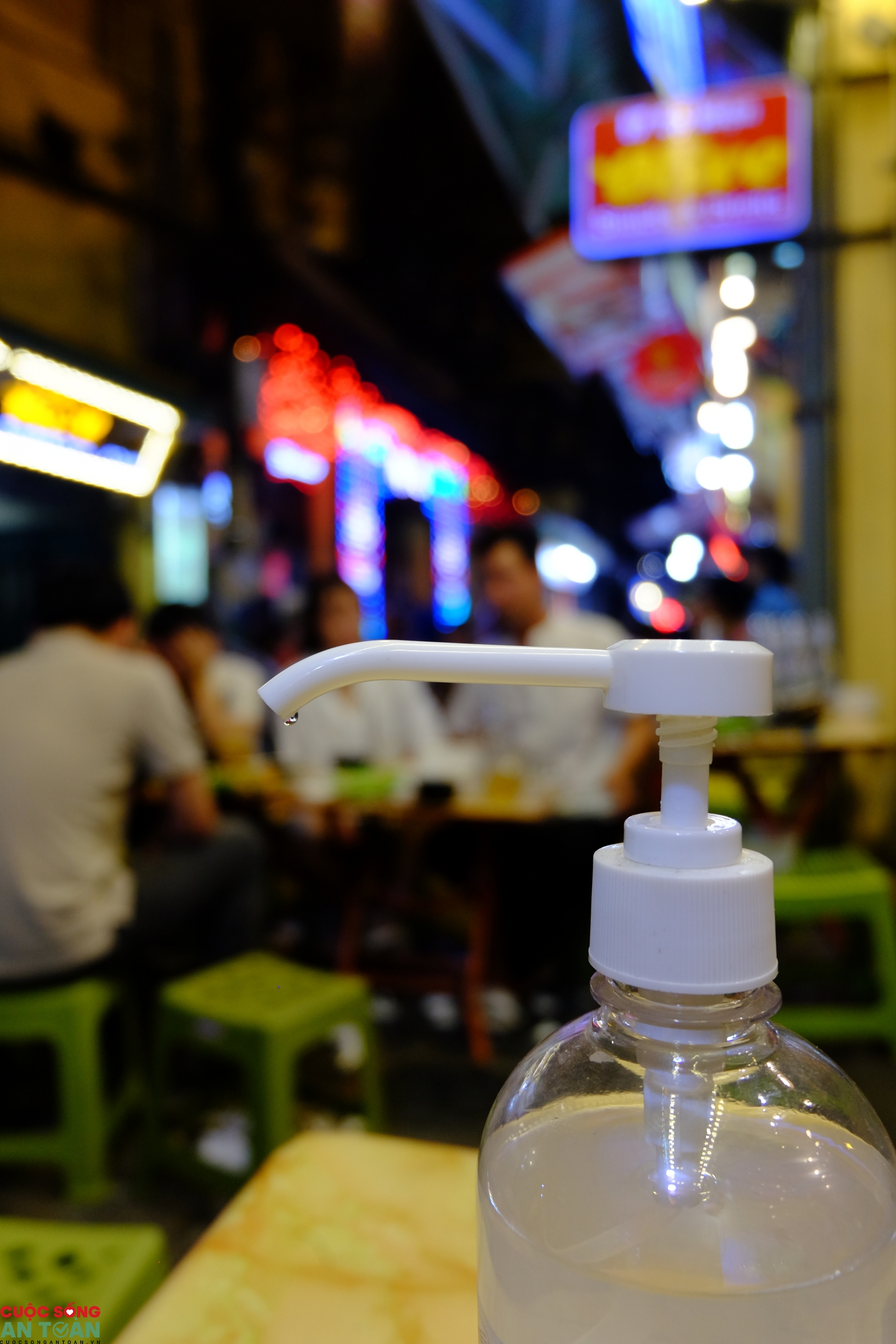 Hà Nội tối 29/7: Hàng quán vắng khách, người dân đeo khẩu trang phòng dịch Covid-19 ha noi toi 297 hang quan vang khach nguoi dan deo khau trang phong dich covid 19