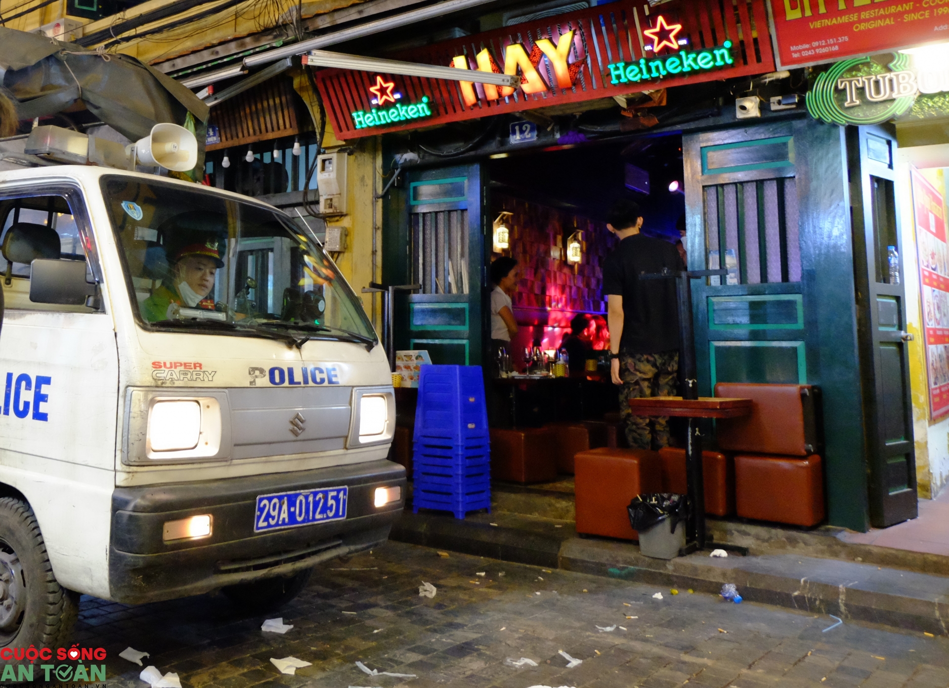 Hà Nội tối 29/7: Hàng quán vắng khách, người dân đeo khẩu trang phòng dịch Covid-19 ha noi toi 297 hang quan vang khach nguoi dan deo khau trang phong dich covid 19