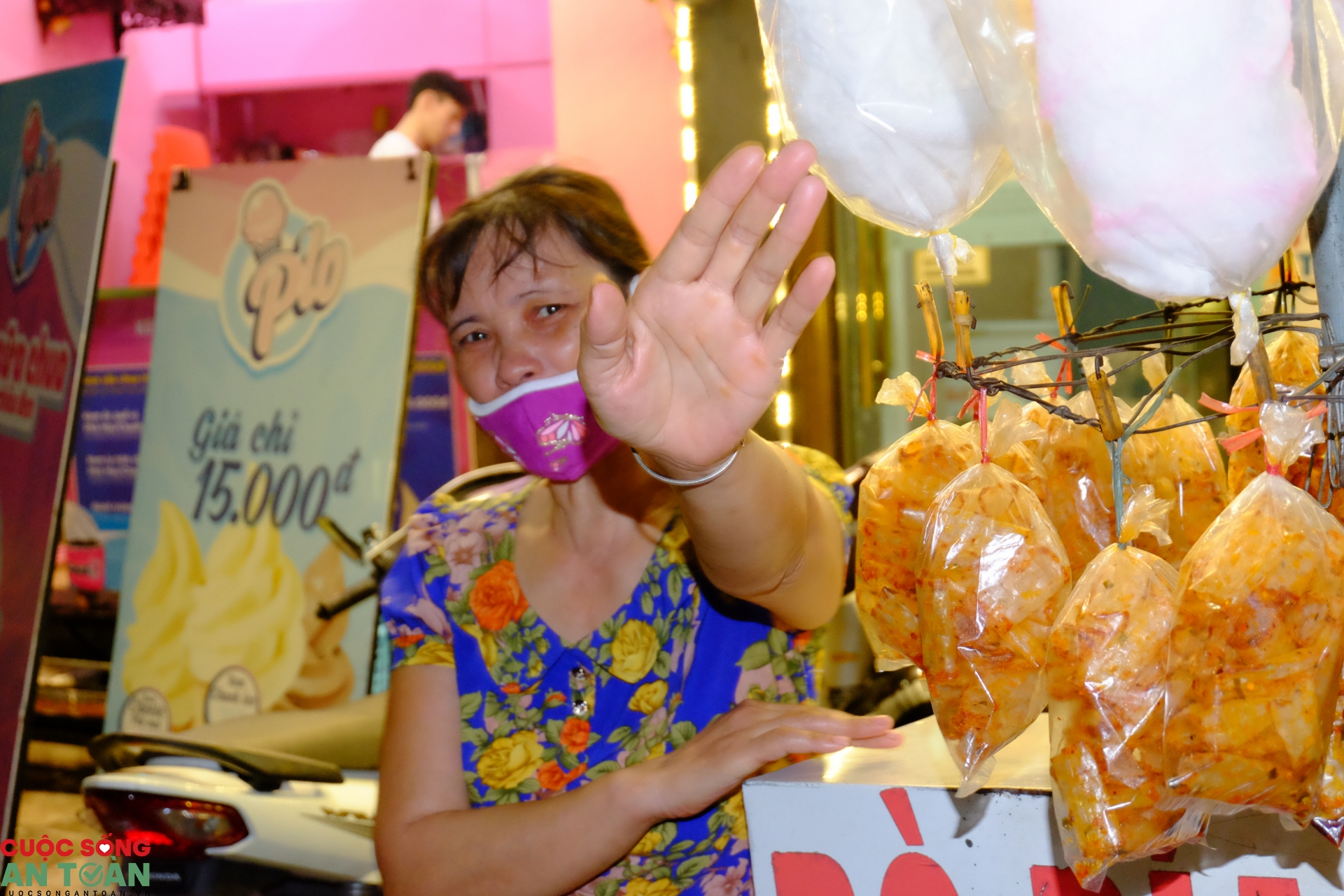 Hà Nội tối 29/7: Hàng quán vắng khách, người dân đeo khẩu trang phòng dịch Covid-19 ha noi toi 297 hang quan vang khach nguoi dan deo khau trang phong dich covid 19