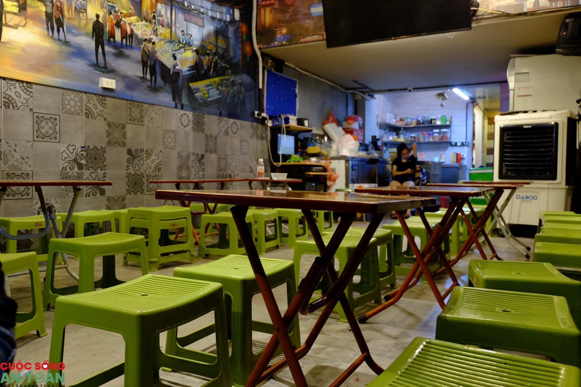 Hà Nội tối 29/7: Hàng quán vắng khách, người dân đeo khẩu trang phòng dịch Covid-19 ha noi toi 297 hang quan vang khach nguoi dan deo khau trang phong dich covid 19