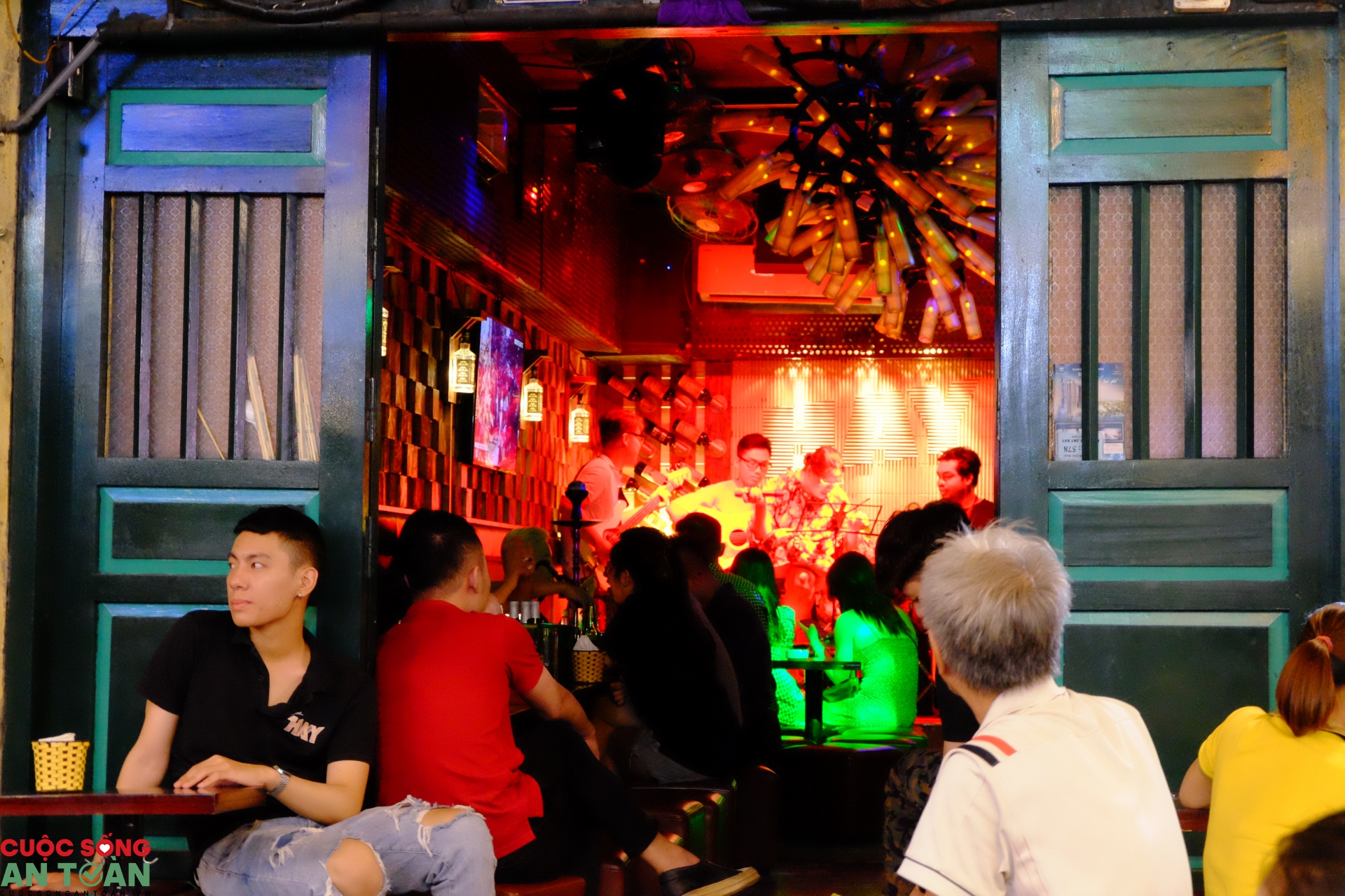 Hà Nội tối 29/7: Hàng quán vắng khách, người dân đeo khẩu trang phòng dịch Covid-19 ha noi toi 297 hang quan vang khach nguoi dan deo khau trang phong dich covid 19