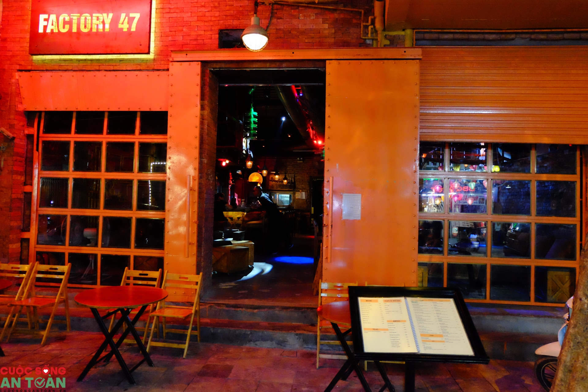 Hà Nội tối 29/7: Hàng quán vắng khách, người dân đeo khẩu trang phòng dịch Covid-19 ha noi toi 297 hang quan vang khach nguoi dan deo khau trang phong dich covid 19