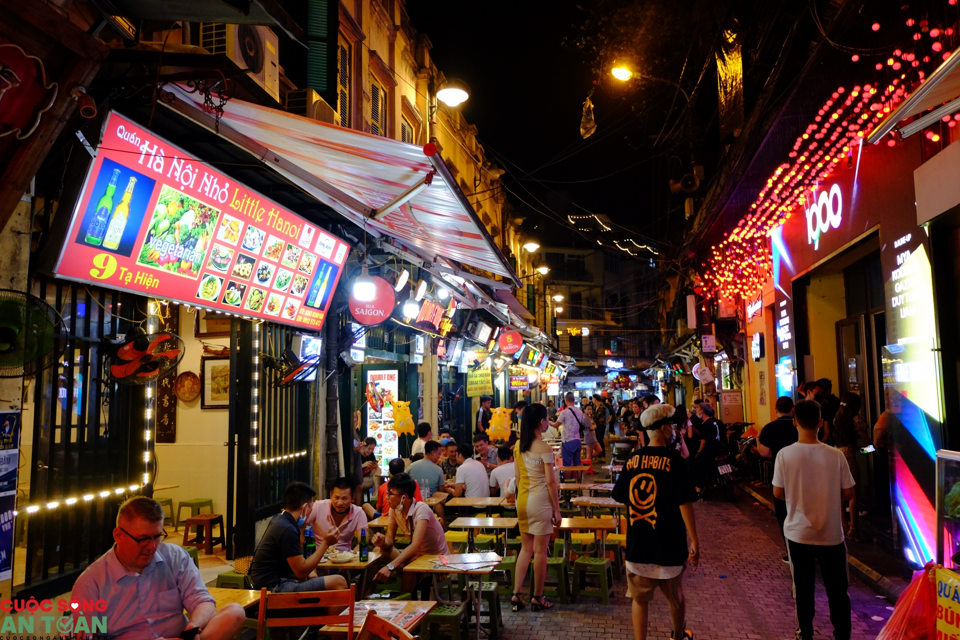 Hà Nội tối 29/7: Hàng quán vắng khách, người dân đeo khẩu trang phòng dịch Covid-19 ha noi toi 297 hang quan vang khach nguoi dan deo khau trang phong dich covid 19