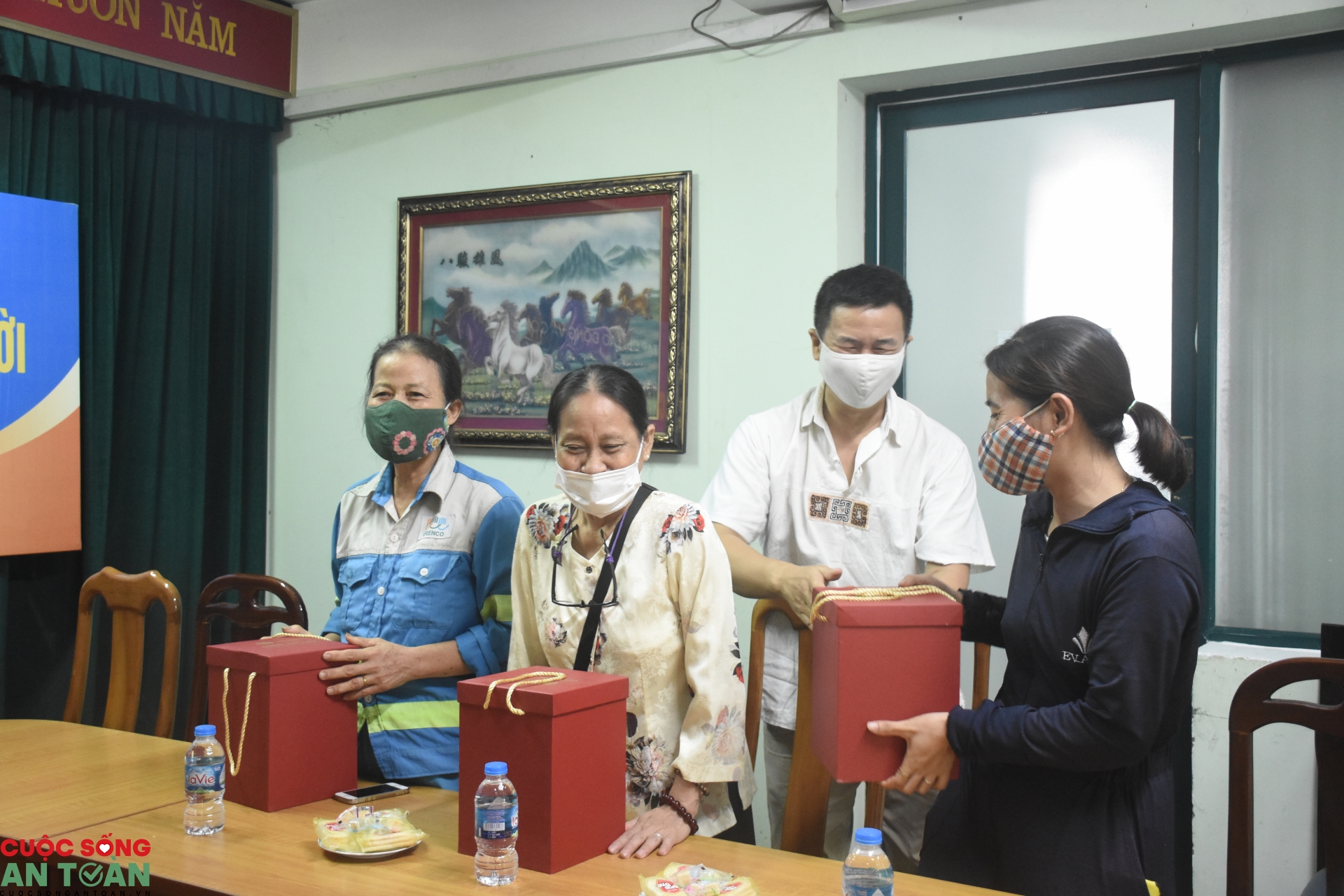 Công nhân vệ sinh bị nợ lương cảm ơn Tạp chí Lao động và Công đoàn Công nhân vệ sinh bị nợ lương cảm ơn Tạp chí Lao động và Công đoàn