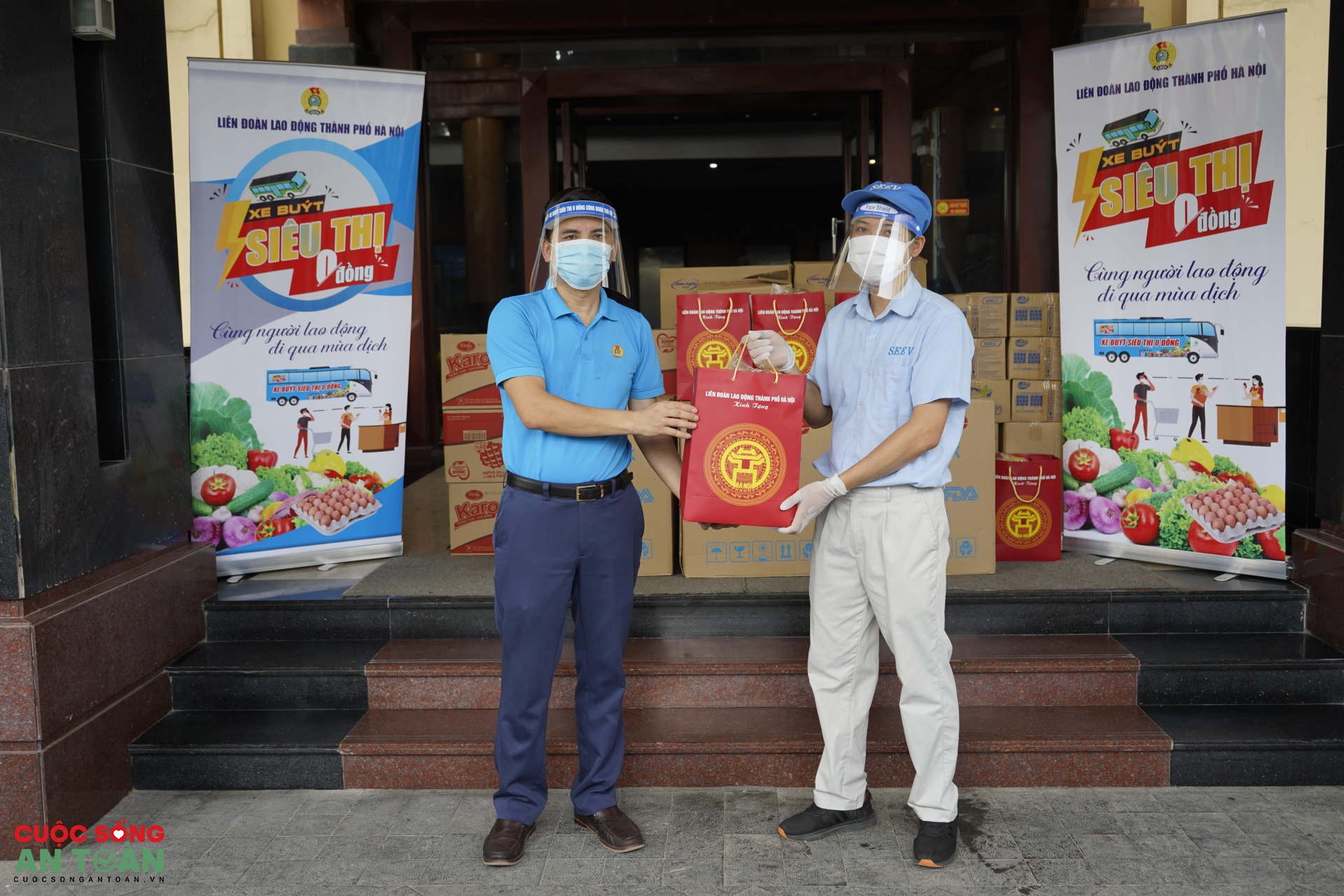 Hà Nội: Hỗ trợ khẩn cấp người lao động khó khăn do Covid-19 Hà Nội: Hỗ trợ khẩn cấp người lao động khó khăn do Covid-19