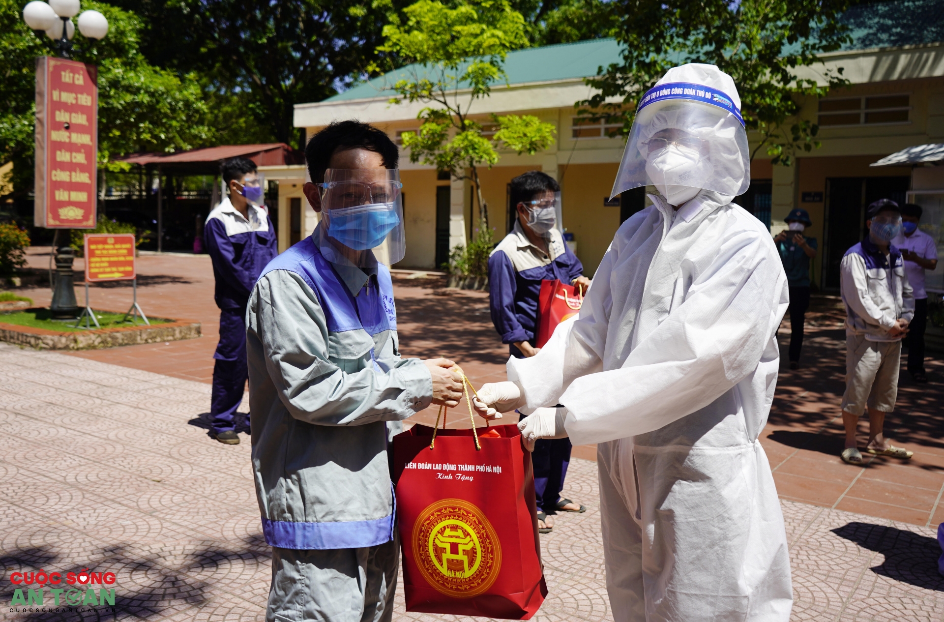 Hà Nội: Hỗ trợ khẩn cấp người lao động khó khăn do Covid-19 Hà Nội: Hỗ trợ khẩn cấp người lao động khó khăn do Covid-19