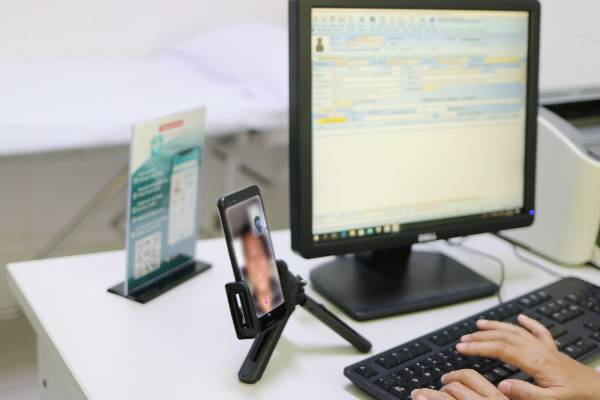 Khám bệnh từ xa và khám bệnh tận nhà: Xu hướng chăm sóc sức khoẻ an toàn trong đại dịch Khám bệnh từ xa và khám bệnh tận nhà: Xu hướng chăm sóc sức khoẻ an toàn trong đại dịch