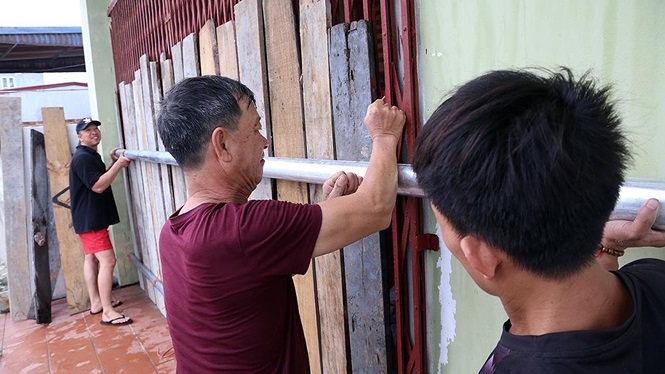 Bão số 3 tiến sát Móng Cái, Hải Phòng, gió giật cấp 12 dien bien con bao so 3 da di chuyen toi gan mong cai hai phong