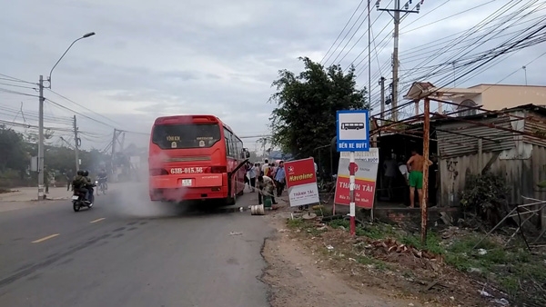 Xe khách bốc cháy giữa đường, nhiều hành khách hoảng loạn xe khach boc chay giua duong nhieu hanh khach hoang loan