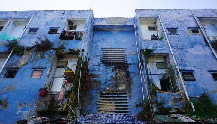 Thấm nứt và rác thải tràn ngập tại khu tái định cư ở "thành phố đáng sống"