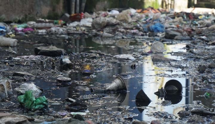 Thấm nứt và rác thải tràn ngập tại khu tái định cư ở "thành phố đáng sống" tham nut va rac thai tran ngap tai khu tai dinh cu o thanh pho dang song