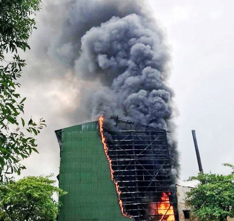 lo luyen thiec chay rui nhieu cong nhan hoang loan