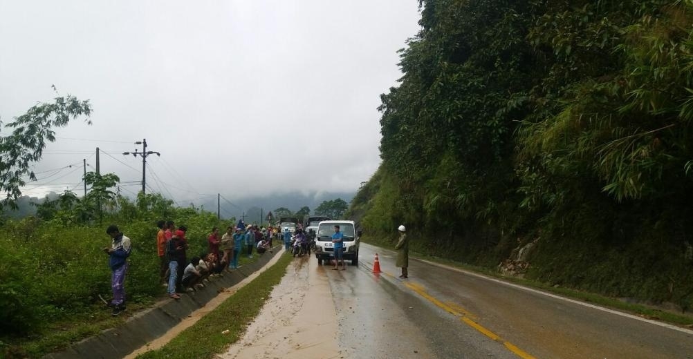 Giao thông ùn tắc trên quốc lộ 6 qua Hòa Bình do sạt lở giao thong un tac tren quoc lo 6 qua hoa binh do sat lo
