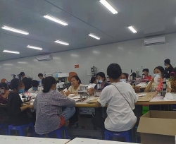 Học sinh đi làm công nhân: Đội mưa “đòi” tiền lương