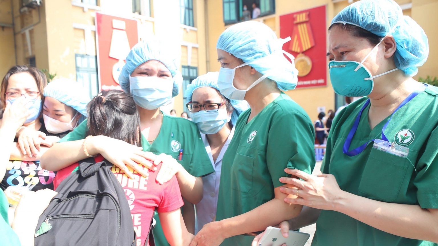 Công đoàn hỗ trợ tiền ăn cho lực lượng y tế chống dịch tại 19 tỉnh, thành phía Nam