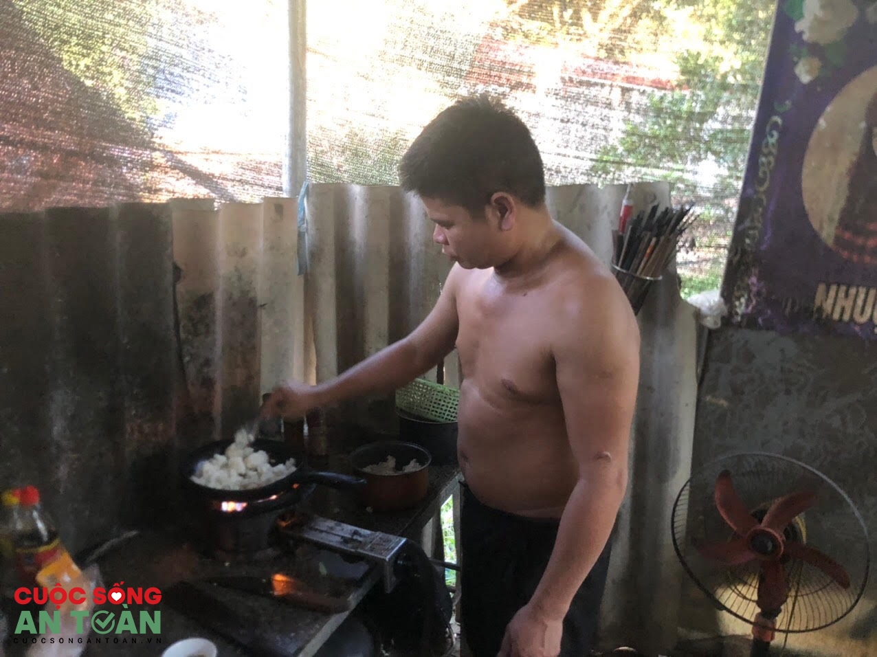 Những lao động “mắc kẹt” ở Đông Anh phấn khởi vì không lo thiếu đói Những lao động “mắc kẹt” ở Đông Anh phấn khởi vì không lo thiếu đói