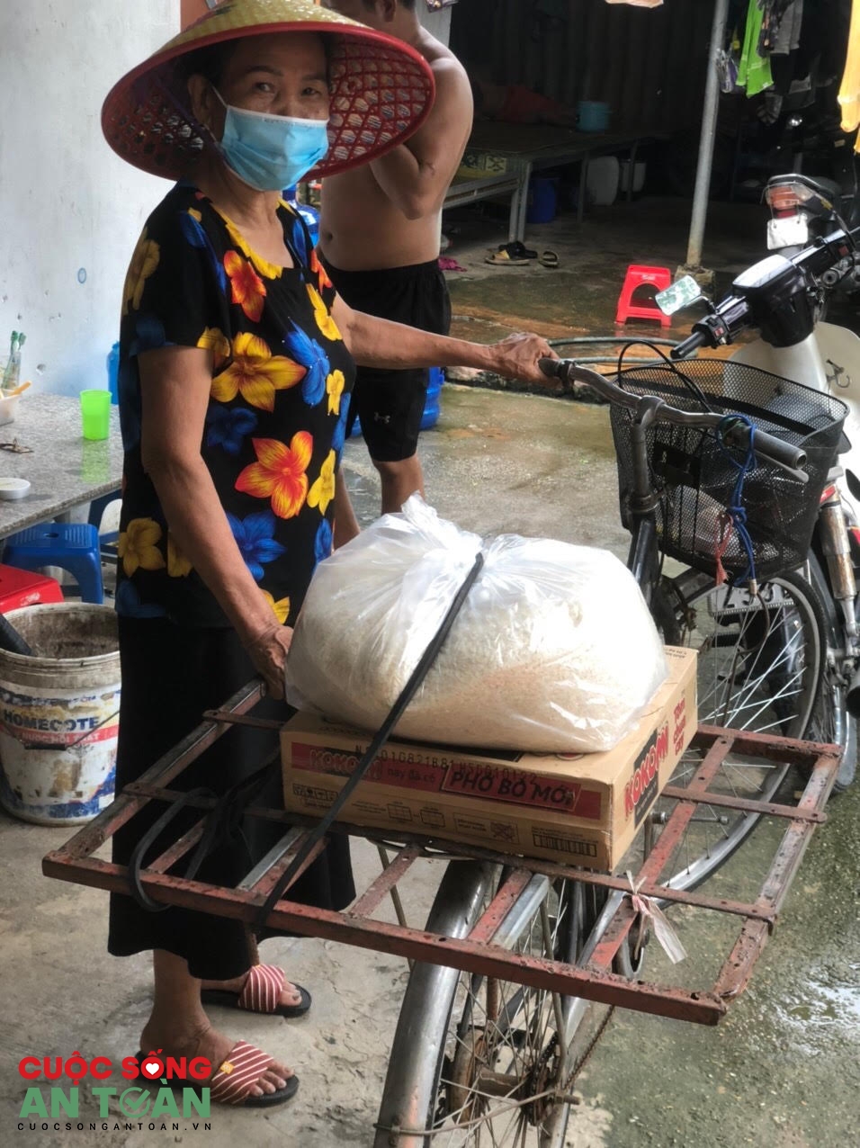 Những lao động “mắc kẹt” ở Đông Anh phấn khởi vì không lo thiếu đói Những lao động “mắc kẹt” ở Đông Anh phấn khởi vì không lo thiếu đói