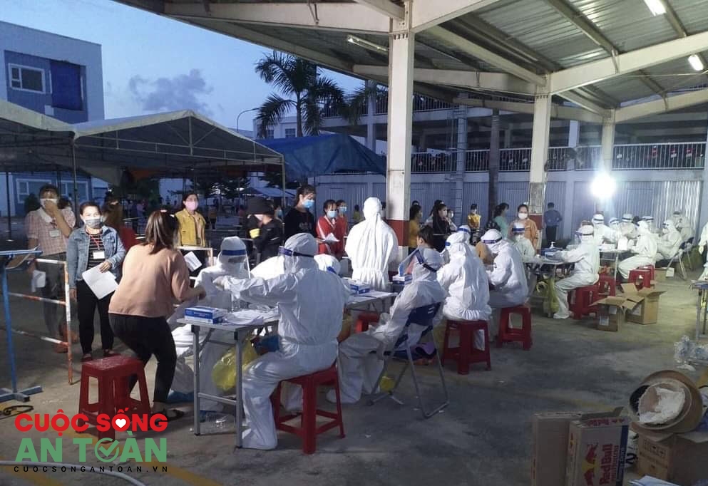 Cách ly tập trung 820 công nhân sau khi phát hiện chùm ca bệnh Cách ly tập trung 820 công nhân sau khi phát hiện chùm ca bệnh