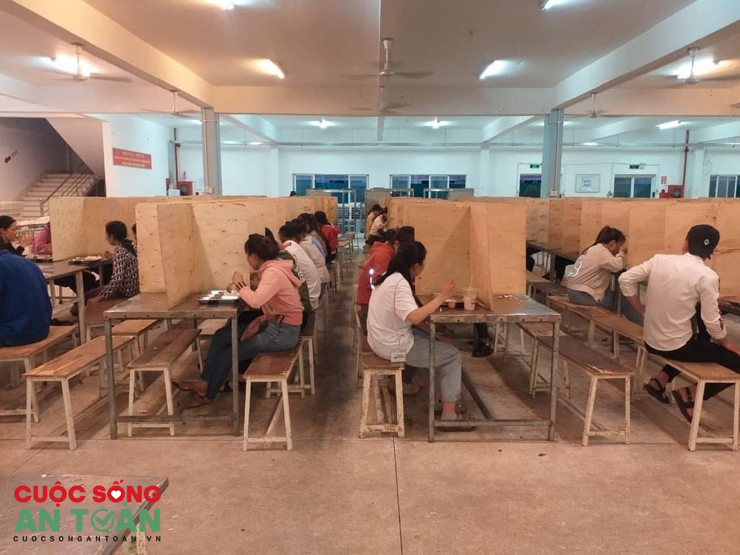 Cách ly tập trung 820 công nhân sau khi phát hiện chùm ca bệnh Cách ly tập trung 820 công nhân sau khi phát hiện chùm ca bệnh