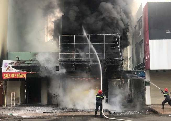 Hai vợ chồng được giải cứu trong ngôi nhà 4 tầng đang bốc cháy hai vo chong duoc giai cuu trong ngoi nha 4 tang dang boc chay nghi ngut