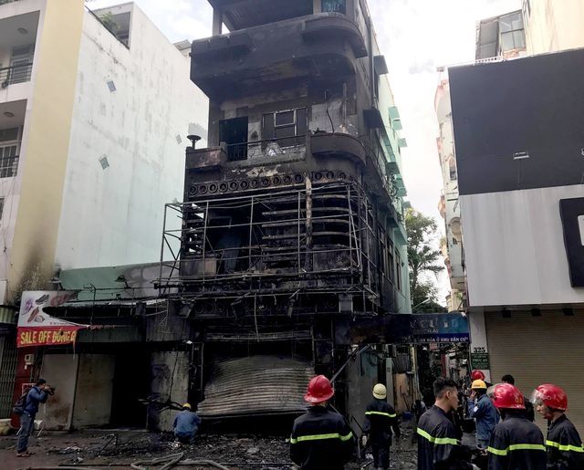 Hai vợ chồng được giải cứu trong ngôi nhà 4 tầng đang bốc cháy hai vo chong duoc giai cuu trong ngoi nha 4 tang dang boc chay nghi ngut