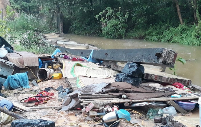 Mưa lớn làm đổ tường, 3 thợ xây tử vong khi đang ngủ