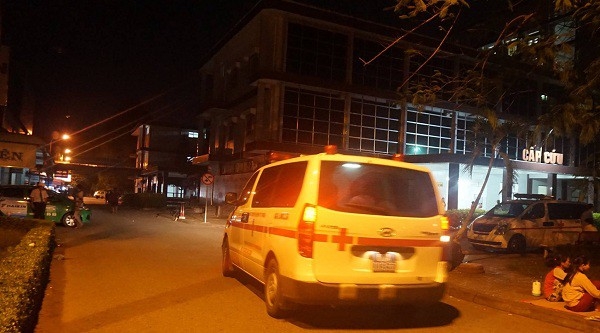 Bị bỏ quên trên xe đưa đón, cháu bé 3 tuổi phải nhập viện cấp cứu