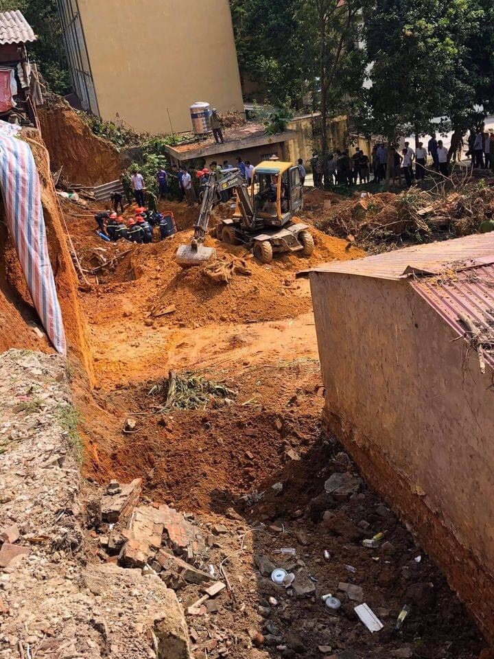 Sạt lở đất tại công trình đang thi công, 4 công nhân tử vong