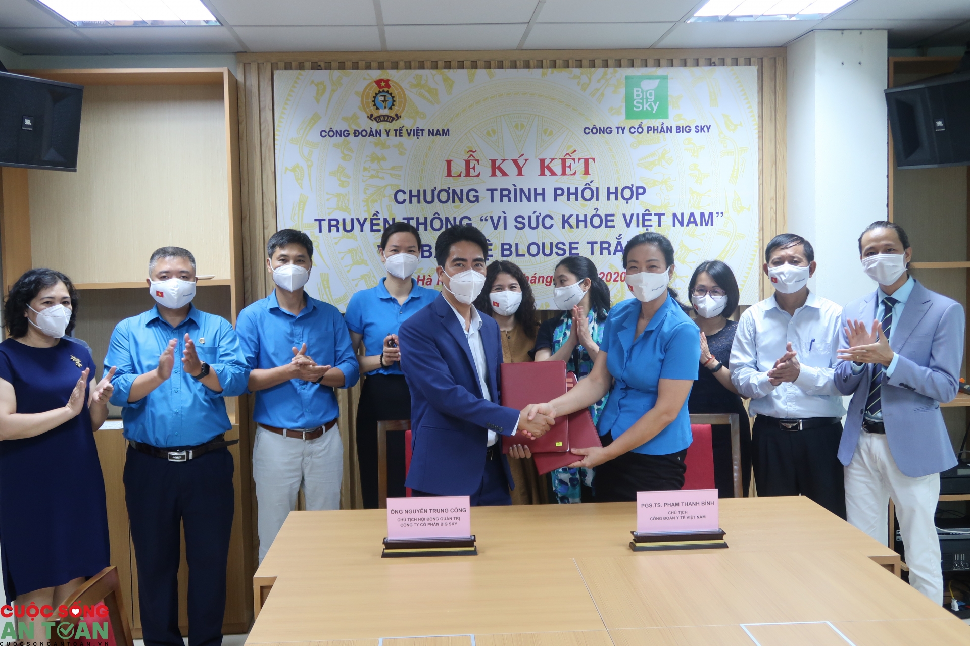 Ký kết chương trình phối hợp truyền thông: “Bạn vẫn đẹp khi đeo khẩu trang”