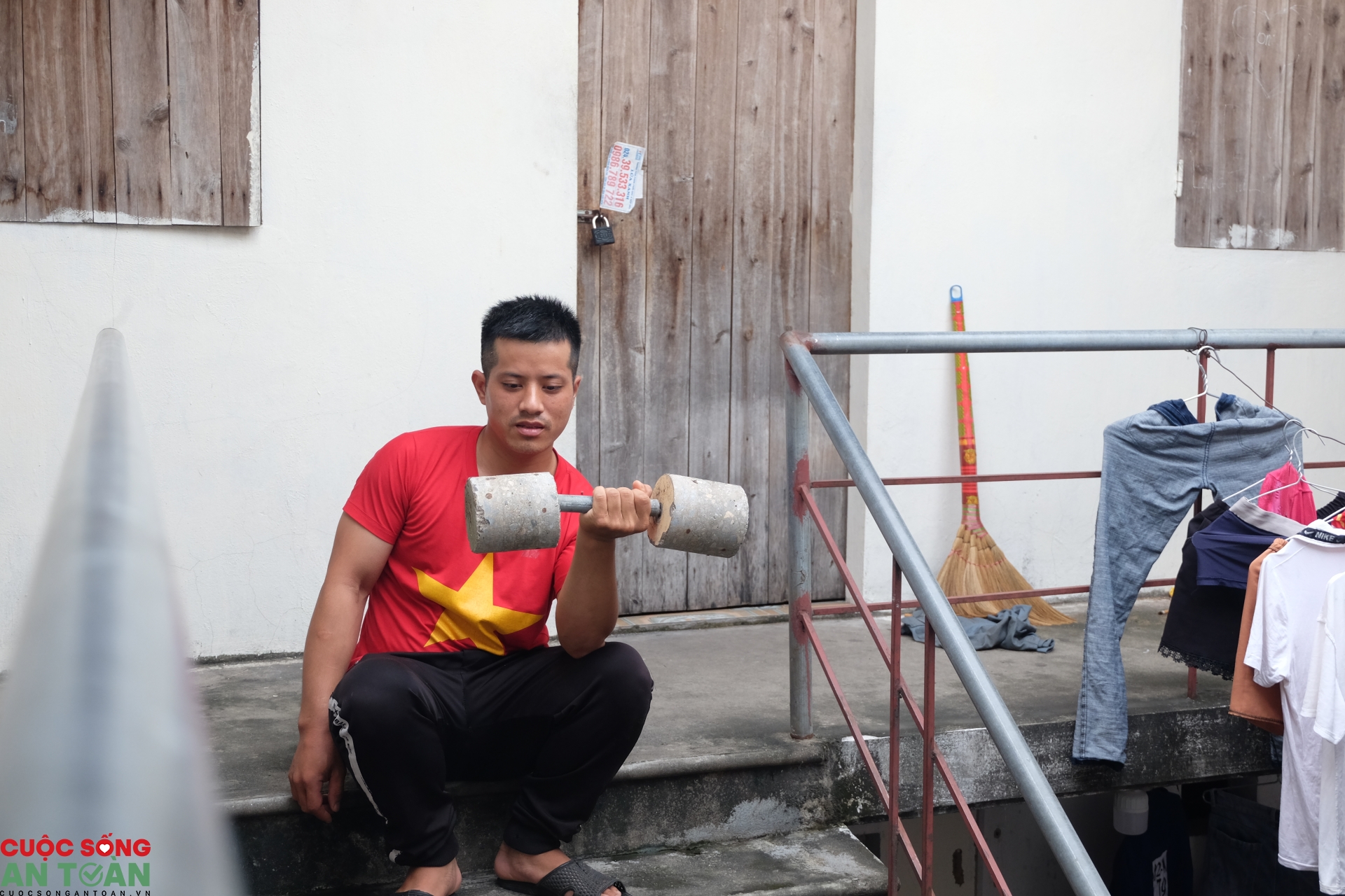 Cuộc sống của một công nhân làm bố đơn thân Cuộc sống của một công nhân làm bố đơn thân