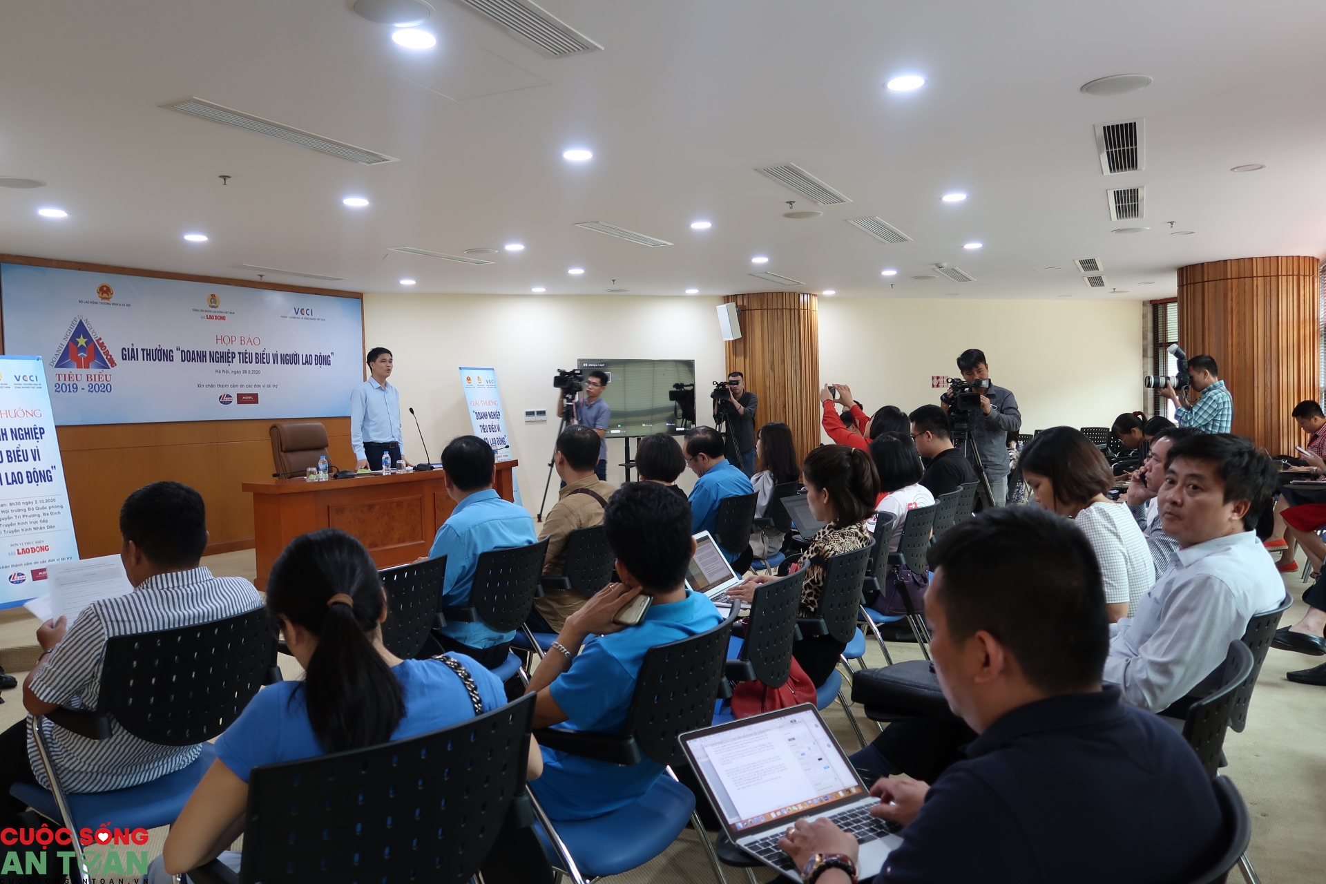 8 doanh nghiệp nhận giải thưởng “Doanh nghiệp tiêu biểu vì người lao động” lần thứ II 8 doanh nghiệp nhận giải thưởng “Doanh nghiệp tiêu biểu vì người lao động” lần thứ II