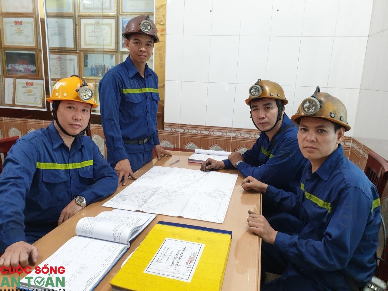 Tận dụng cơ hội, vượt khó khăn, nỗ lực phấn đấu, đưa nghị quyết của Đảng vào cuộc sống