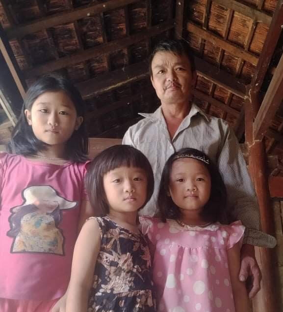 "Mai mốt sách vở, điện thoại không có, chắc con tôi phải nghỉ học mất” "Mai mốt sách vở, điện thoại không có, chắc con tôi phải nghỉ học mất”