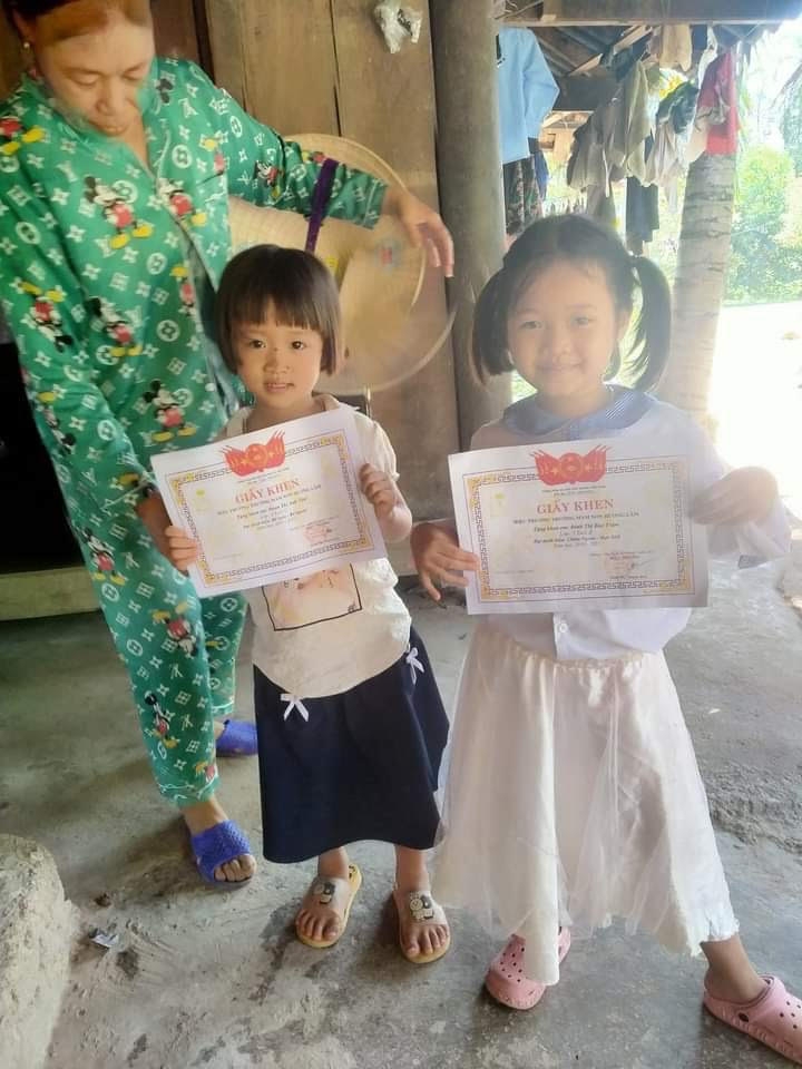 "Mai mốt sách vở, điện thoại không có, chắc con tôi phải nghỉ học mất” "Mai mốt sách vở, điện thoại không có, chắc con tôi phải nghỉ học mất”