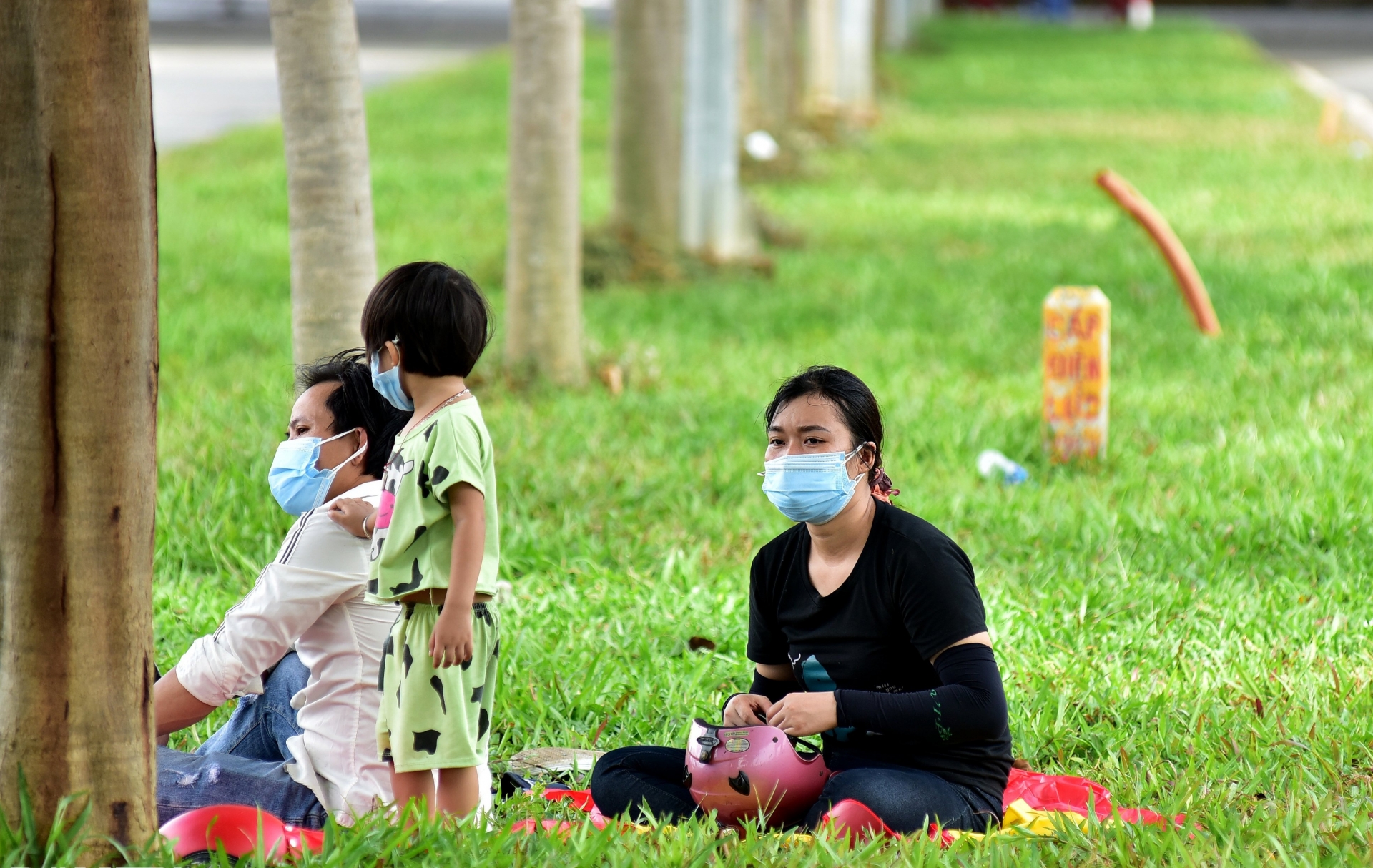 "Mai mốt sách vở, điện thoại không có, chắc con tôi phải nghỉ học mất” "Mai mốt sách vở, điện thoại không có, chắc con tôi phải nghỉ học mất”