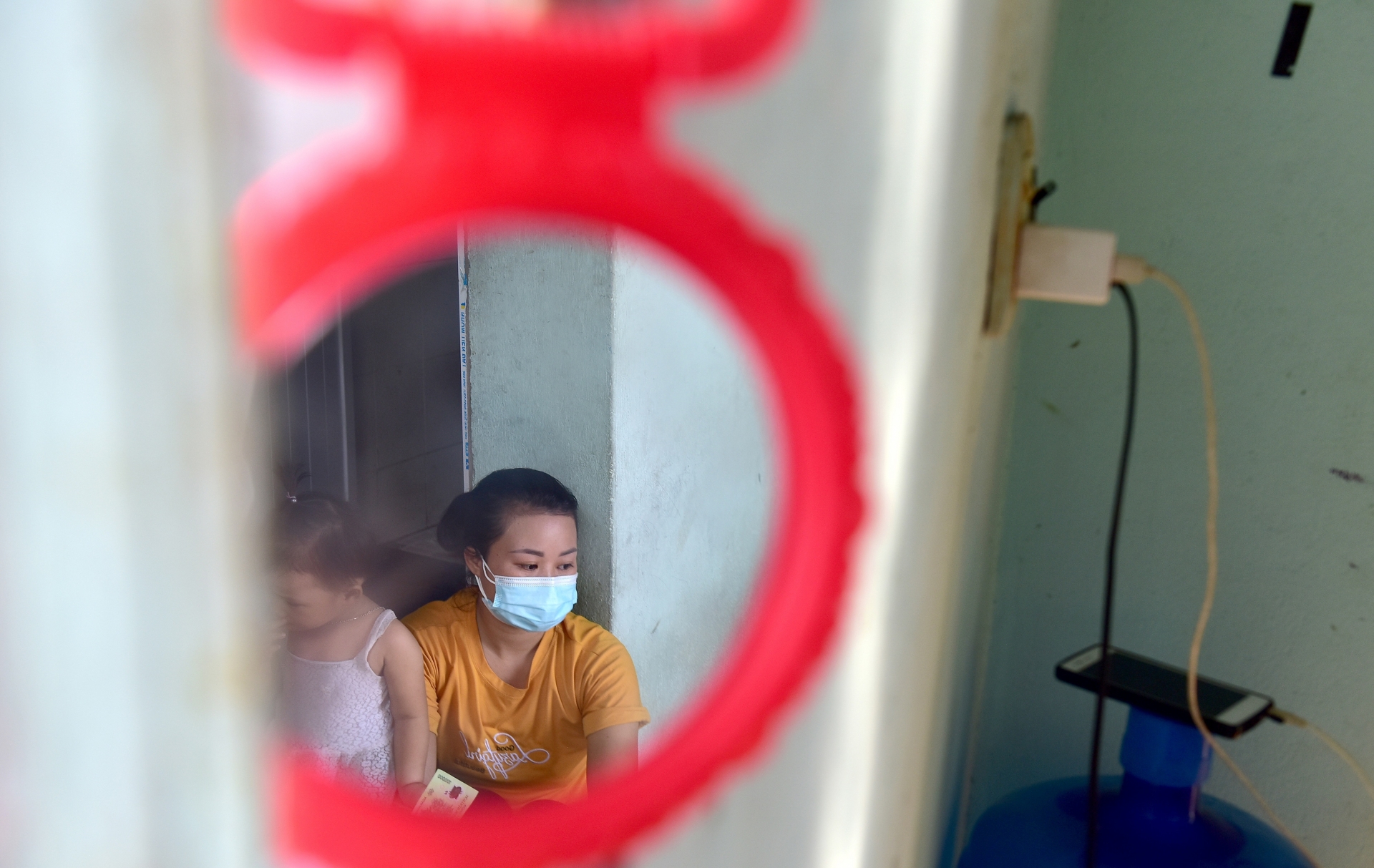 "Mai mốt sách vở, điện thoại không có, chắc con tôi phải nghỉ học mất” "Mai mốt sách vở, điện thoại không có, chắc con tôi phải nghỉ học mất”