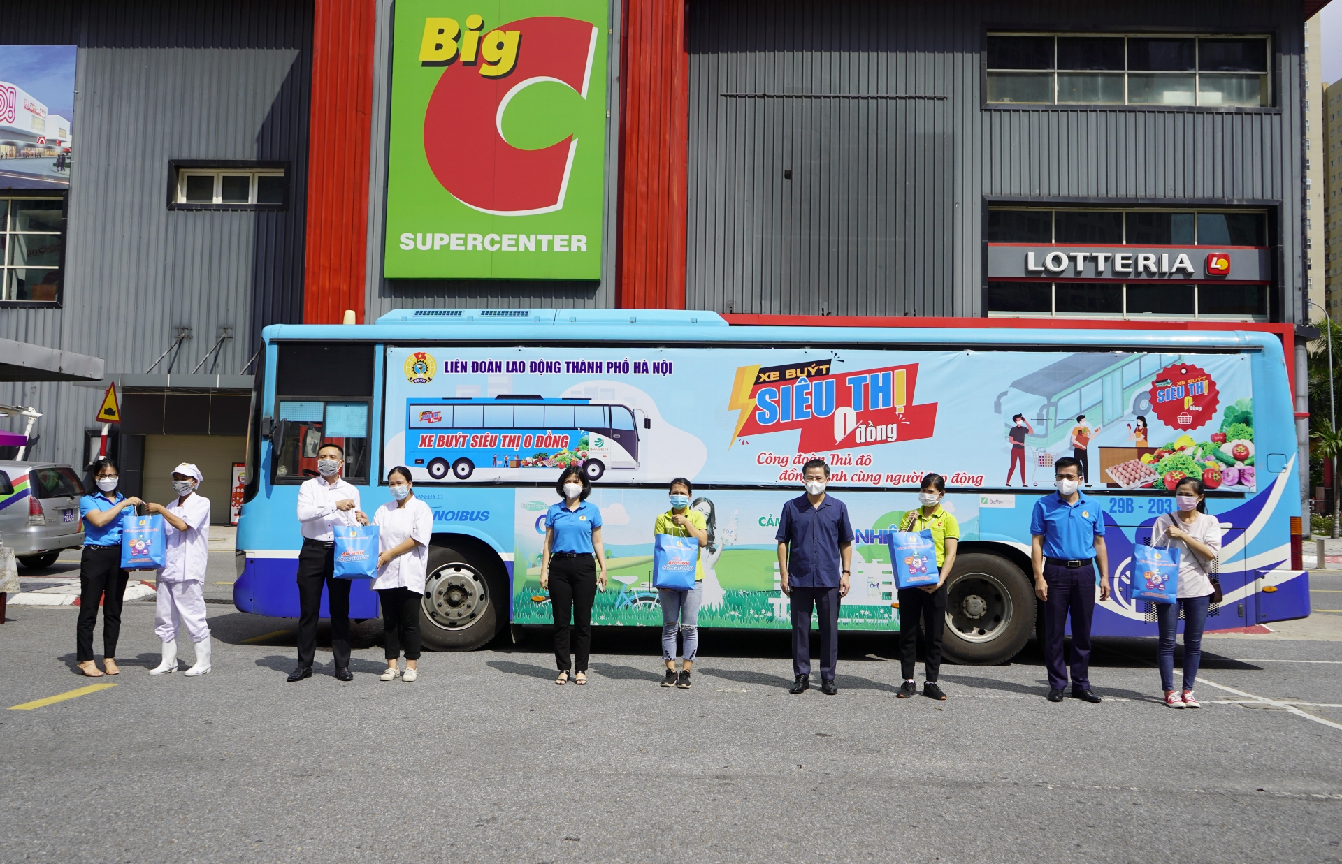 Chủ tịch LĐLĐ TP Hà Nội trao hỗ trợ người lao động và lực lượng tuyến đầu chống dịch