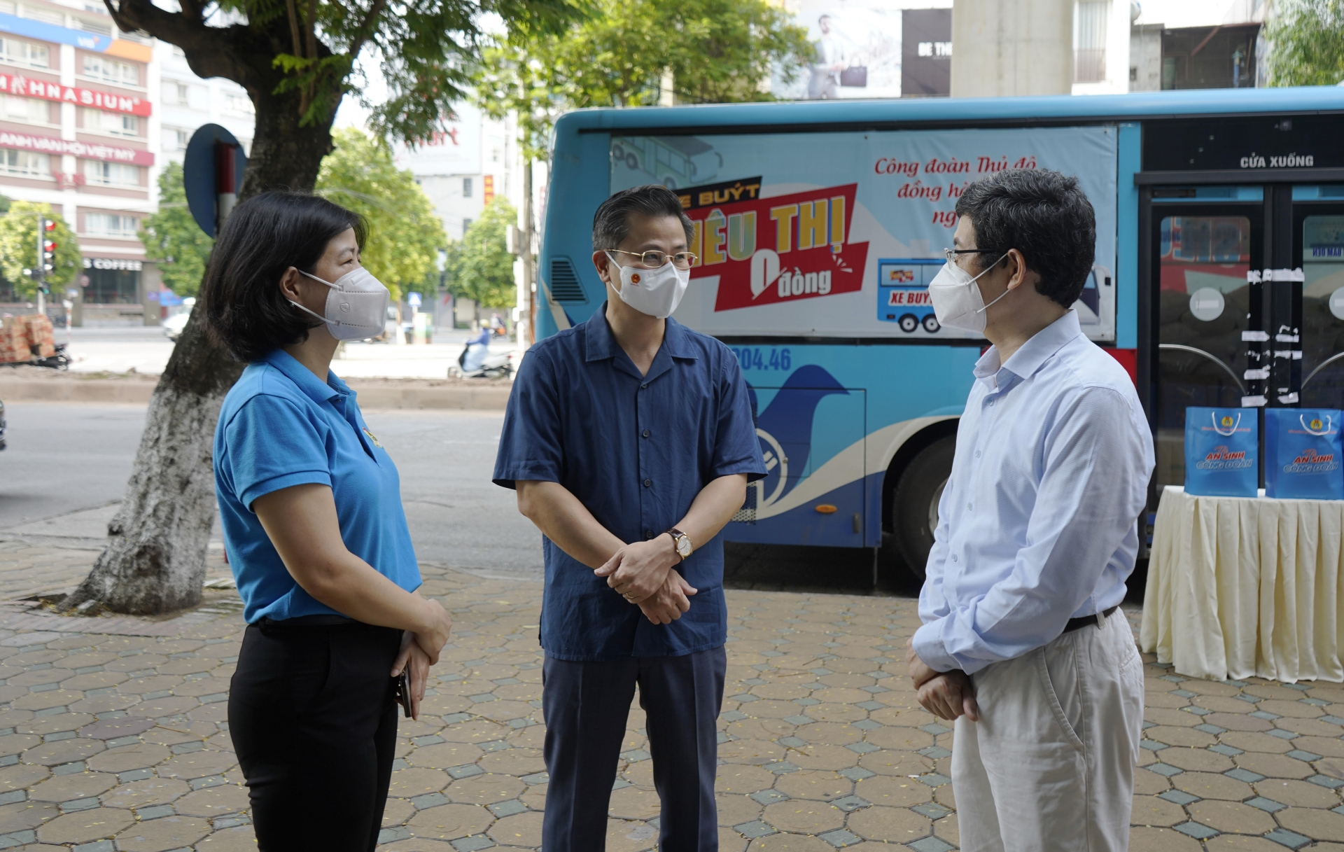 Chủ tịch LĐLĐ TP Hà Nội trao hỗ trợ người lao động và lực lượng tuyến đầu chống dịch