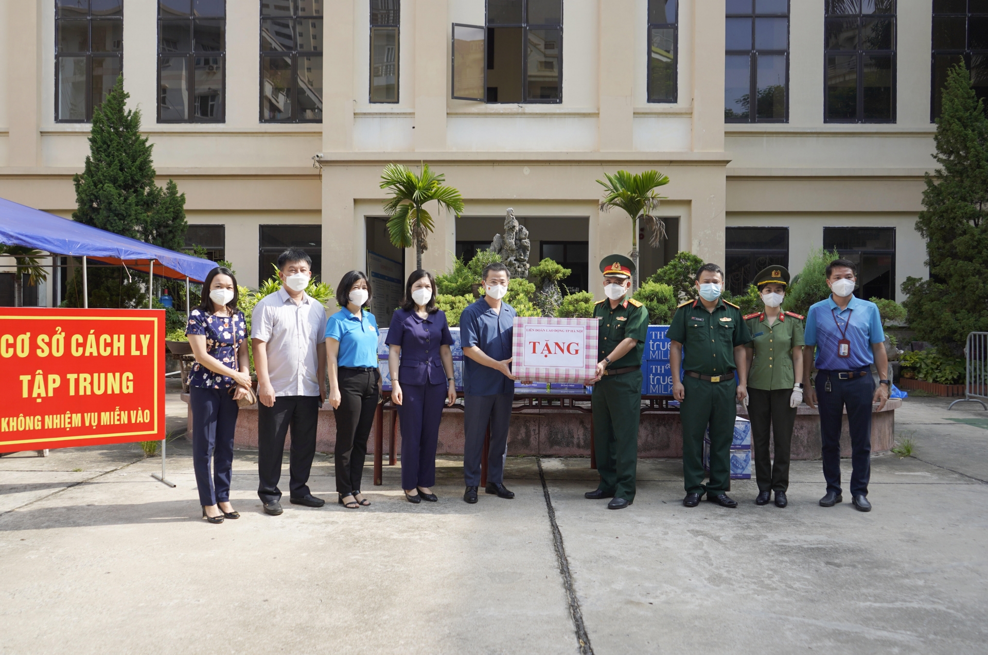 Chủ tịch LĐLĐ TP Hà Nội trao hỗ trợ người lao động và lực lượng tuyến đầu chống dịch