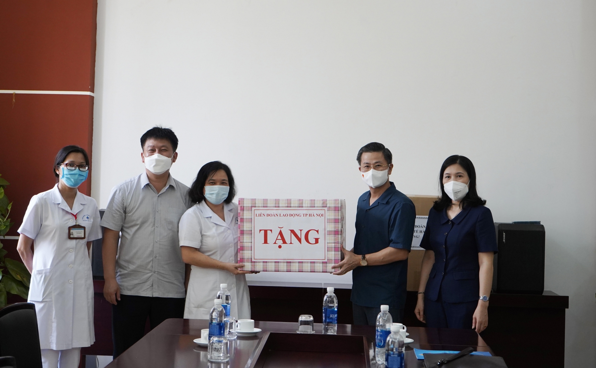 Chủ tịch LĐLĐ TP Hà Nội trao hỗ trợ người lao động và lực lượng tuyến đầu chống dịch