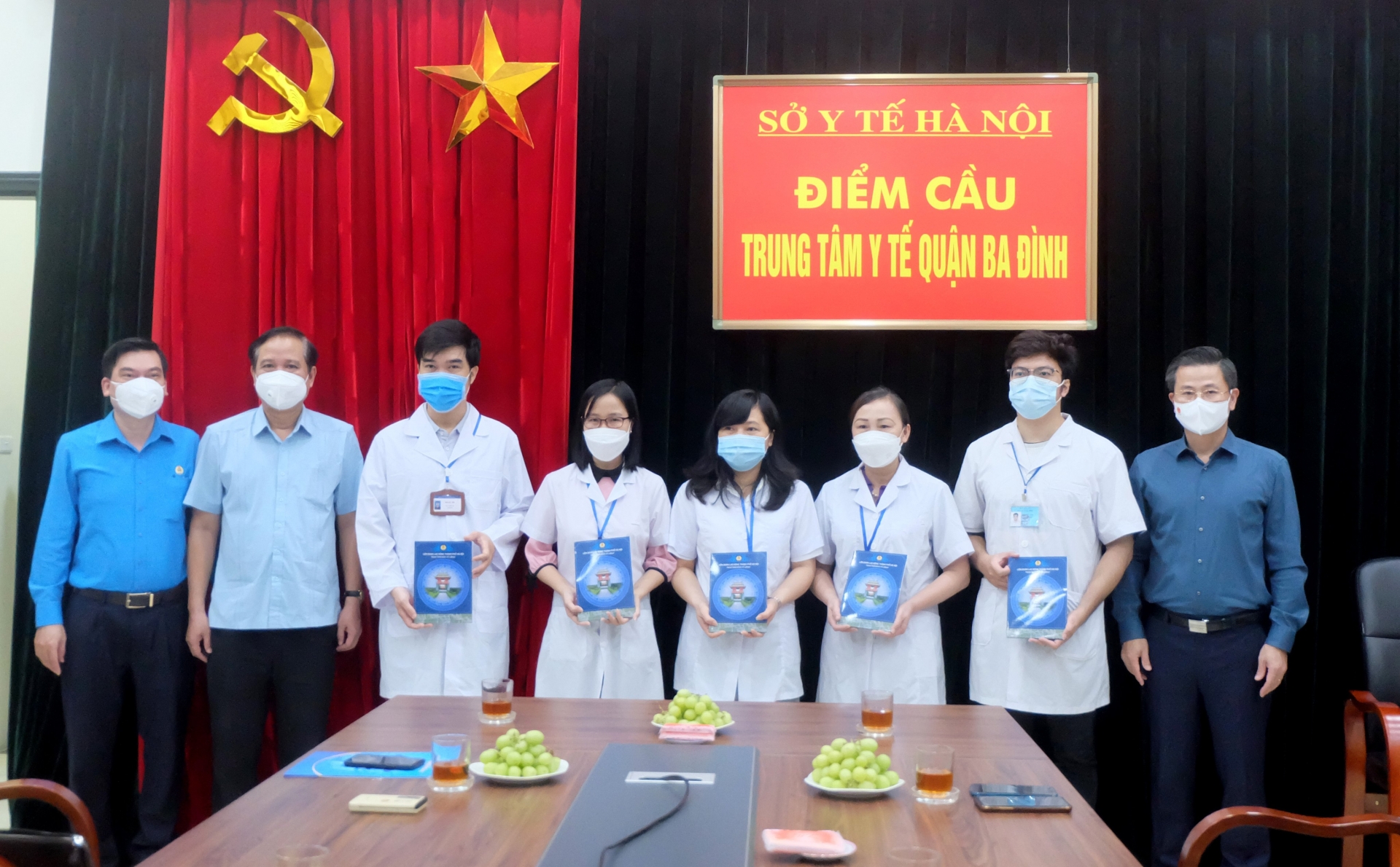 Công đoàn Hà Nội: Trao quà người lao động và lực lượng tham gia chống dịch Công đoàn Hà Nội: Trao quà người lao động và lực lượng tham gia chống dịch