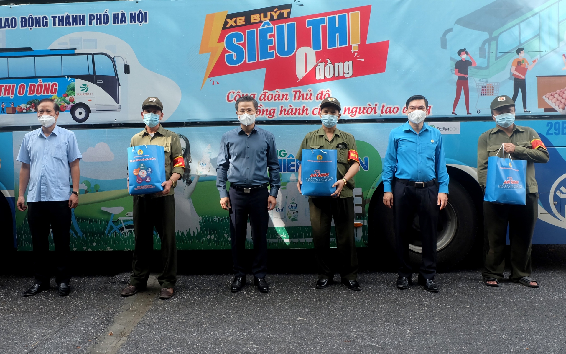 Công đoàn Hà Nội: Trao quà người lao động và lực lượng tham gia chống dịch Công đoàn Hà Nội: Trao quà người lao động và lực lượng tham gia chống dịch