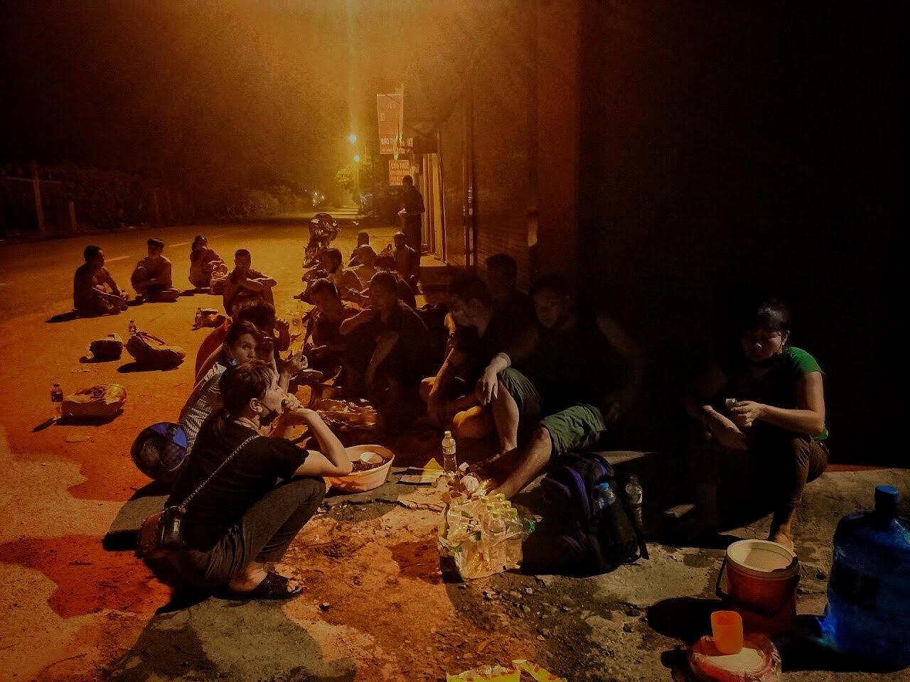 Những cuộc hồi hương lặng lẽ - Bài 1: Ngủ vạ vật lề đường, hái lá cây làm chiếu Những cuộc hồi hương lặng lẽ - Bài 1: Ngủ vạ vật lề đường, hái lá cây làm chiếu