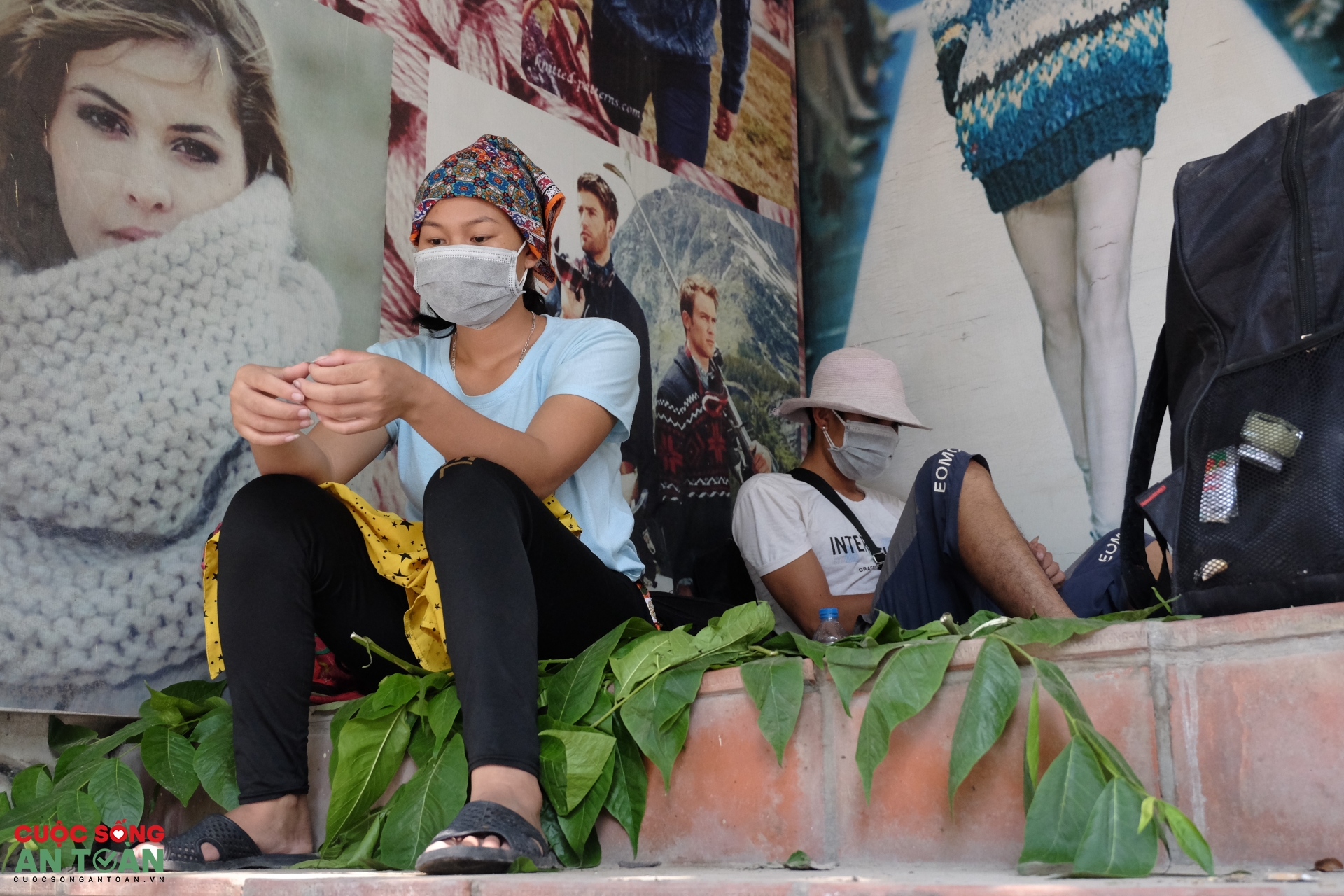 Những cuộc hồi hương lặng lẽ - Bài 1: Ngủ vạ vật lề đường, hái lá cây làm chiếu Những cuộc hồi hương lặng lẽ - Bài 1: Ngủ vạ vật lề đường, hái lá cây làm chiếu