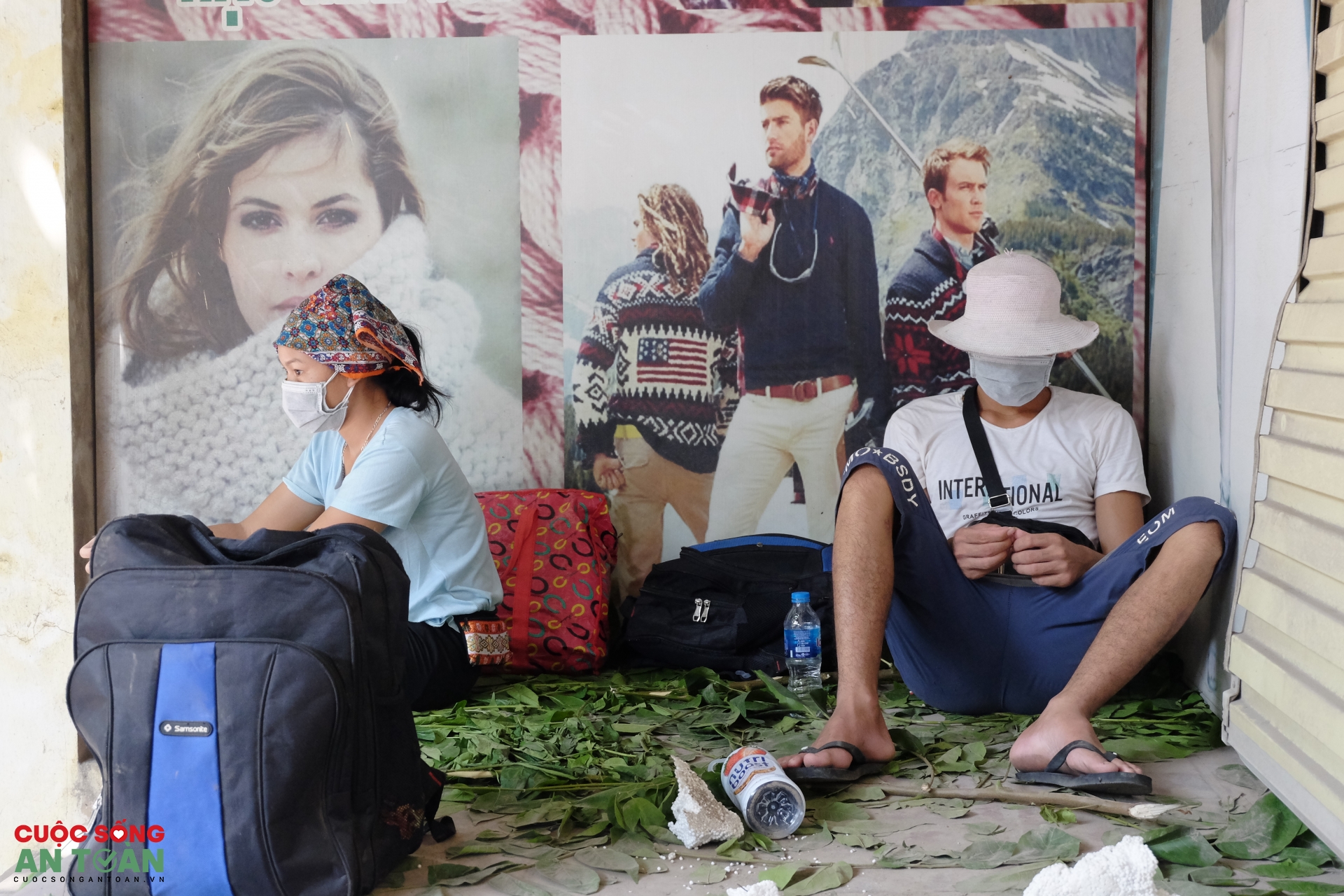 Những cuộc hồi hương lặng lẽ - Bài 1: Ngủ vạ vật lề đường, hái lá cây làm chiếu Những cuộc hồi hương lặng lẽ - Bài 1: Ngủ vạ vật lề đường, hái lá cây làm chiếu